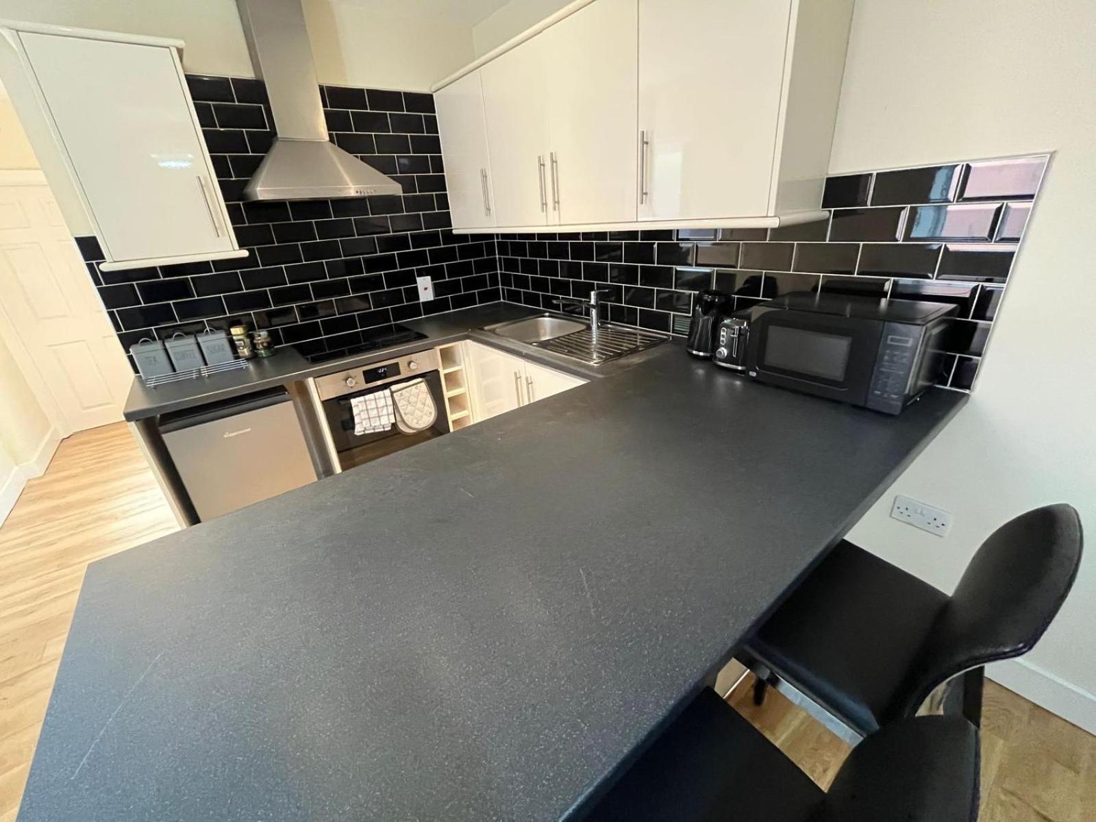 1 Bedroom Flat With Parking Apartment *